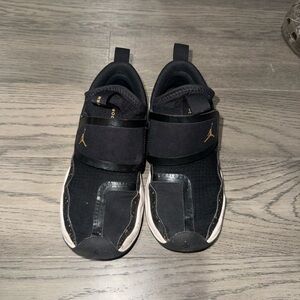 Big Boys Jordan’s Size 2 Shoes Black Athletic Sneakers